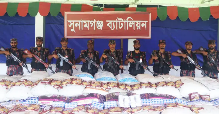 জব্দকৃত ভারতীয় পণ্যের সঙ্গে বিজিবির সদস্যরা